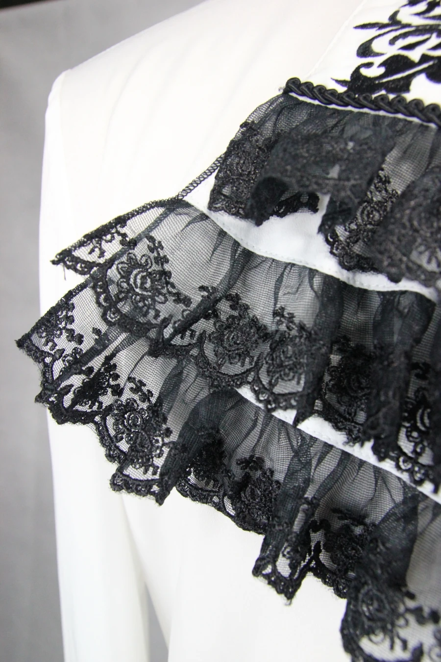 Chemise Gothique Blanche à Jabot – Image 6