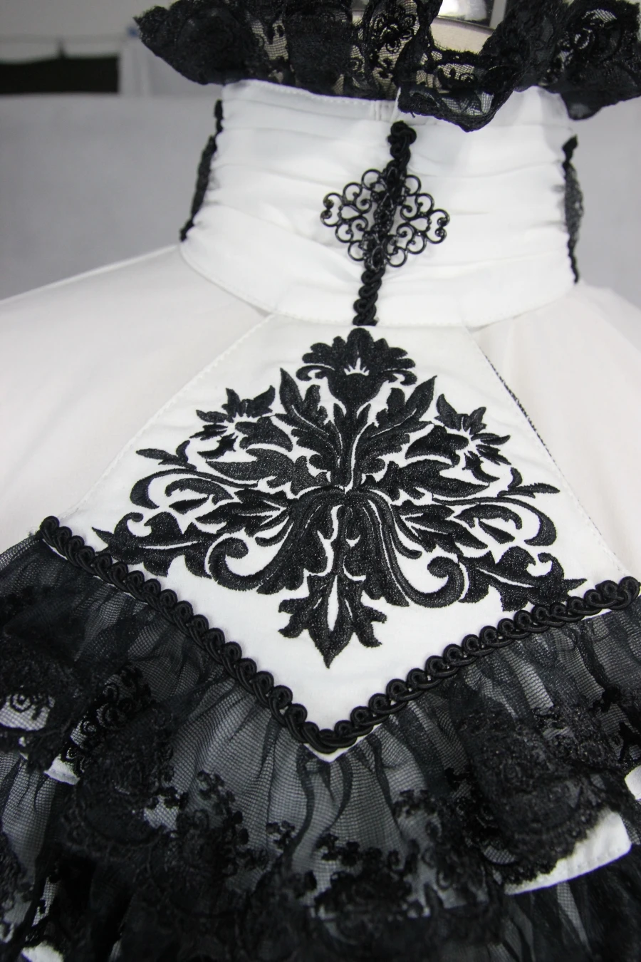 Chemise Gothique Blanche à Jabot – Image 5